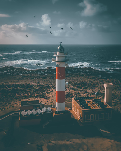 faro de fuerteventura al mediodía con mar de fondo