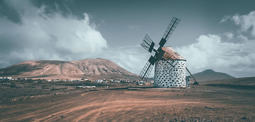 molino de viento en fuerteventura con mar de fondo